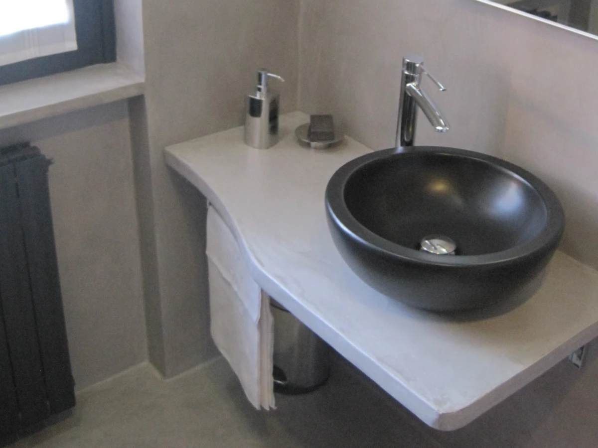 applicazione microcemento in bagno